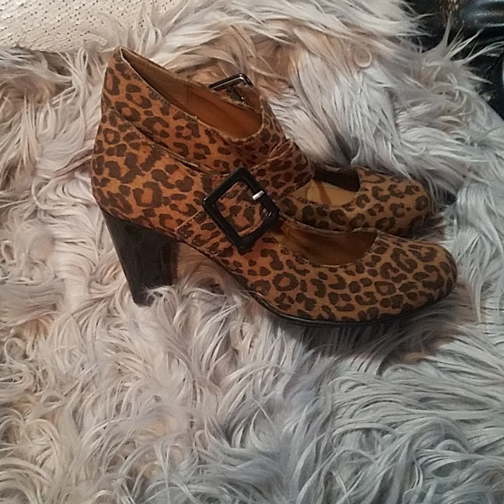 NWOT Lepord print small 2 " heel shoes